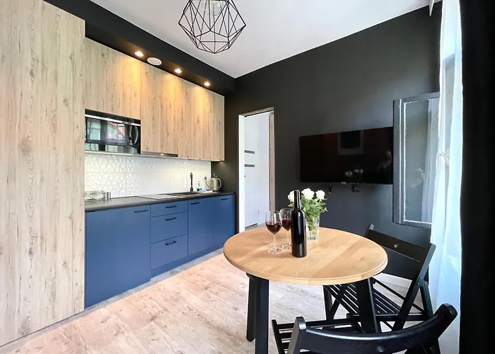 Copernicus Street Apartment - Broken Flowers And Twin Peaks