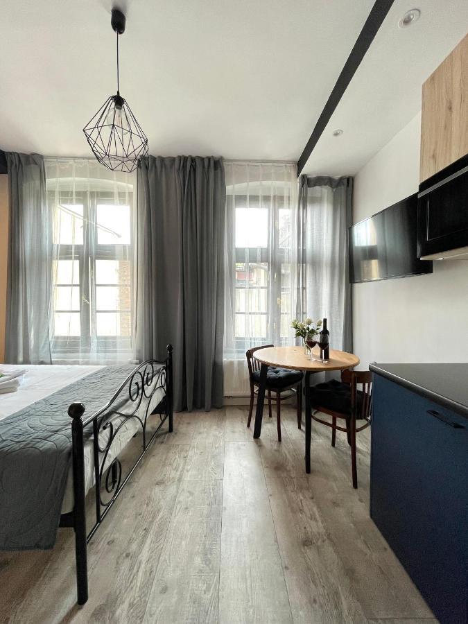 Apartment Copernicus Street - Broken Flowers And Twin Peaks