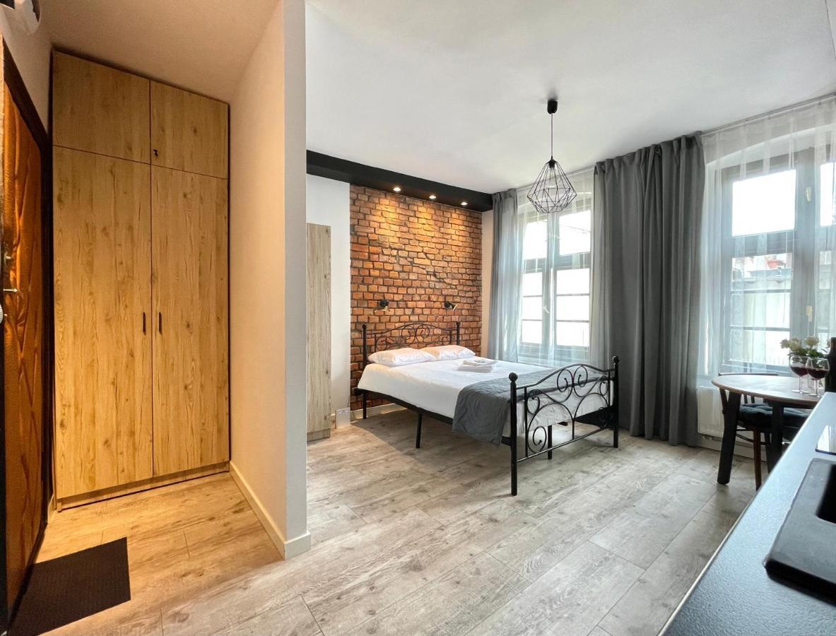 Copernicus Street - Broken Flowers And Twin Peaks Apartment Torun