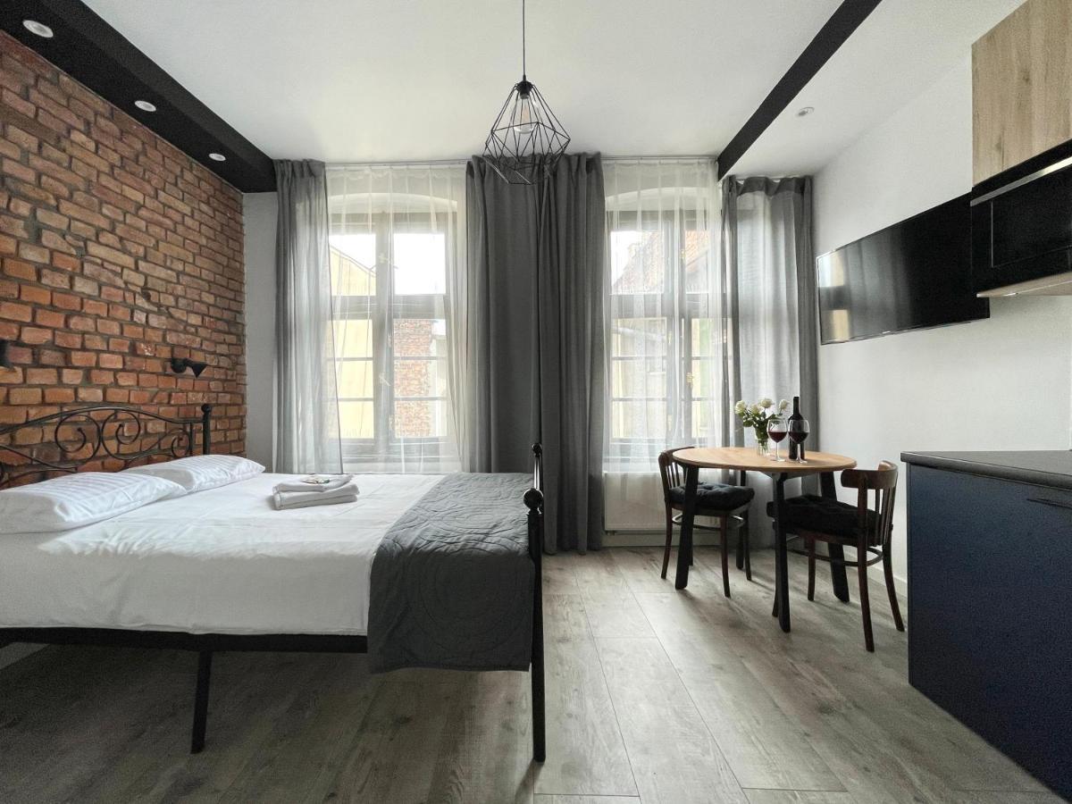 Copernicus Street - Broken Flowers And Twin Peaks Apartment Torun
