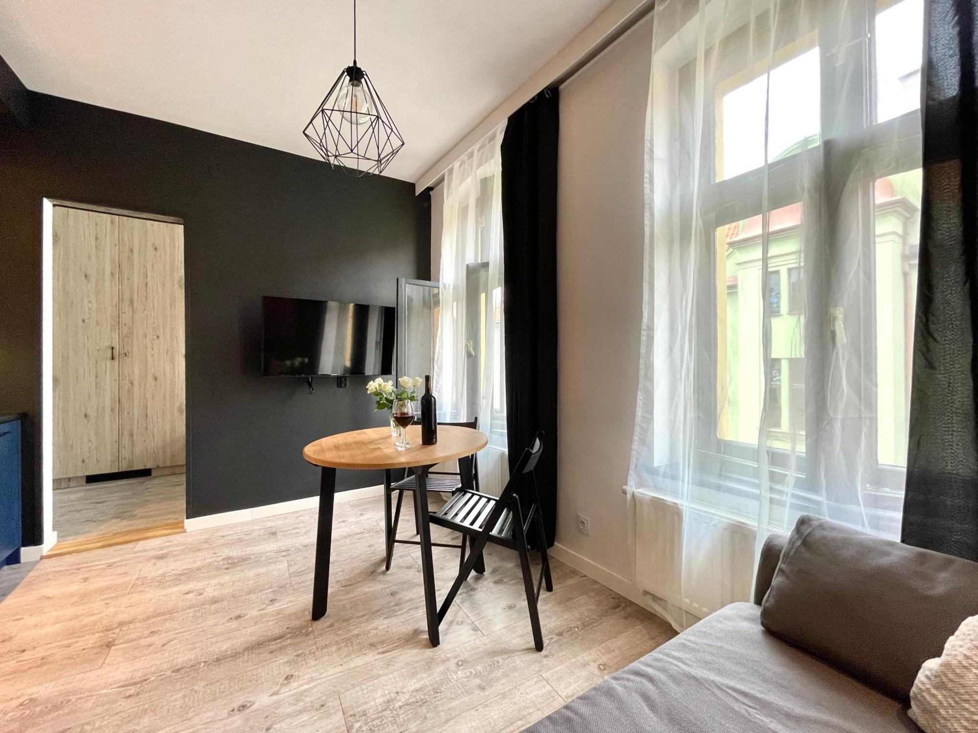 Copernicus Street - Broken Flowers And Twin Peaks Apartment Torun